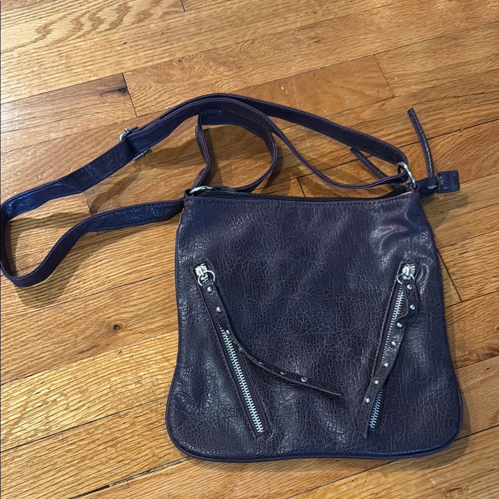 Stylish Purple Crossbody Bag with Zipper Accents
